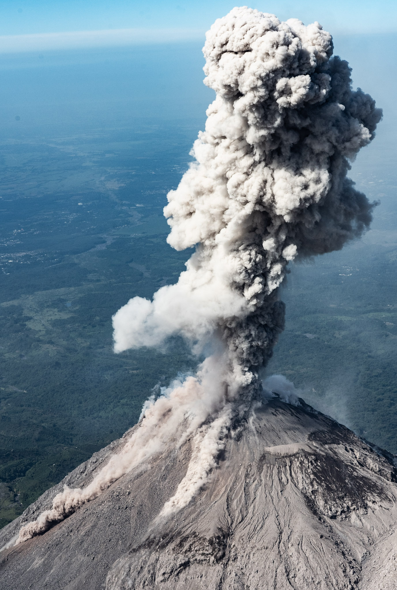 An eruption on Santiaguito with two pyroclastic flows, seen from El Pikacho.