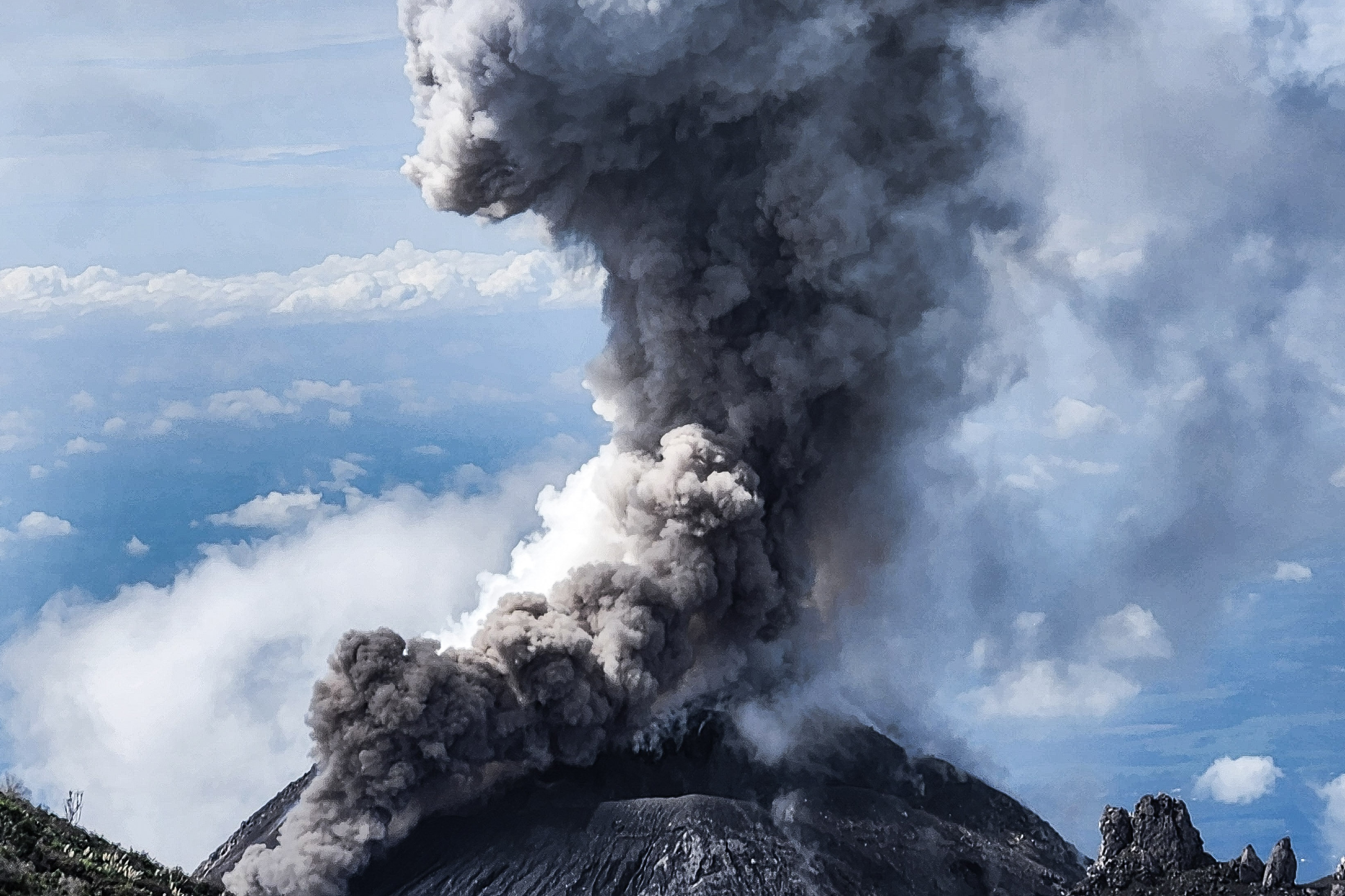 Pyroclastic flow descending the active dome